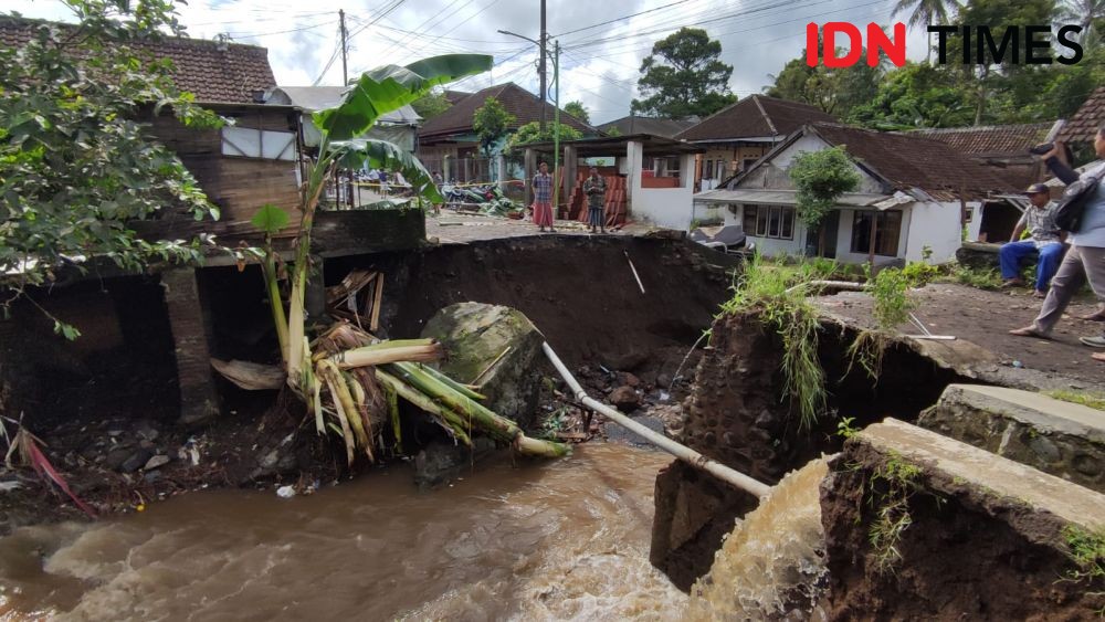 Banjir Bandang Banyuwangi Rusak Kuburan, Puluhan Mayat Hilang