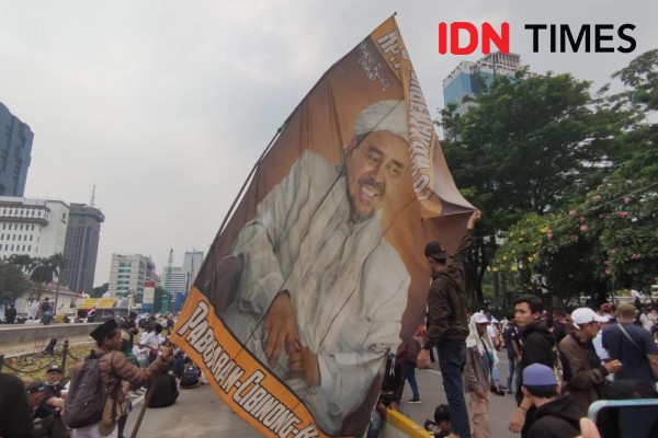 Alasan Dua Remaja Bawa Bendera Raksasa Rizieq Shihab Saat Demo 411