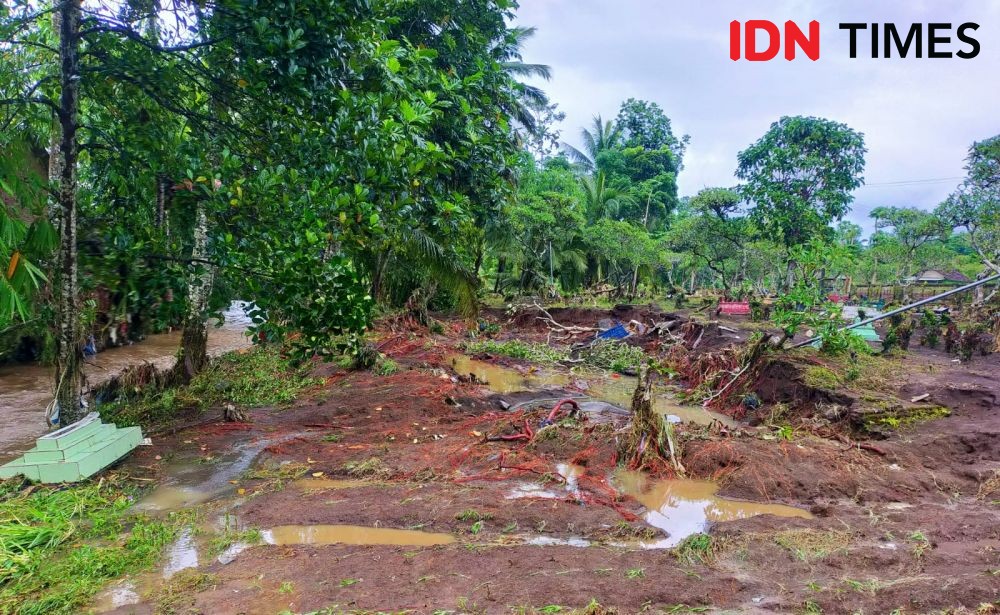 Banjir Bandang Banyuwangi Rusak Kuburan, Puluhan Mayat Hilang