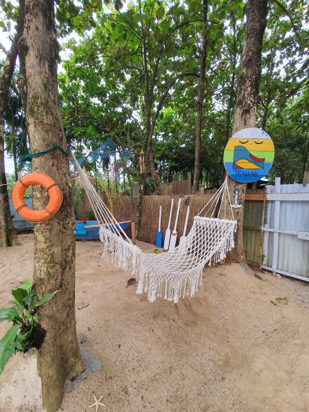 Healing di Kafe Tenank Berkonsep Pantai, Pasir Asli dari Bali