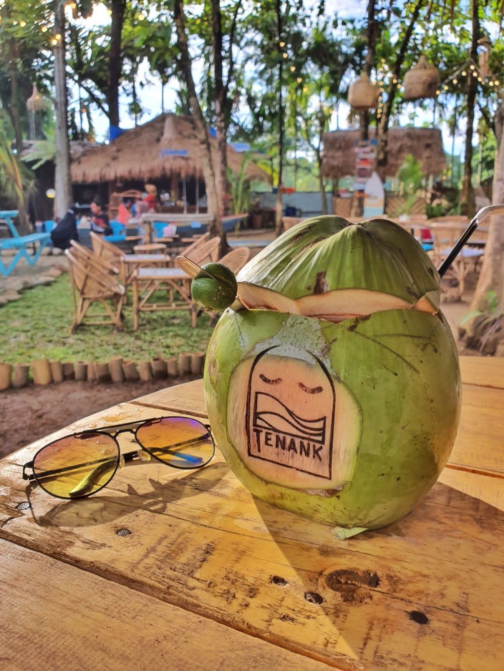 Healing di Kafe Tenank Berkonsep Pantai, Pasir Asli dari Bali