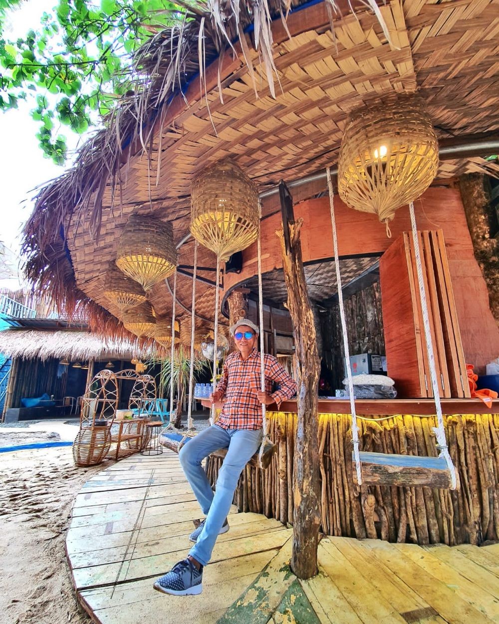 Healing di Kafe Tenank Berkonsep Pantai, Pasir Asli dari Bali