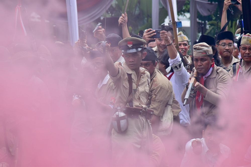 Semarak Parade Surabaya Juang, Warga Gresik Rela Berangkat Dini Hari