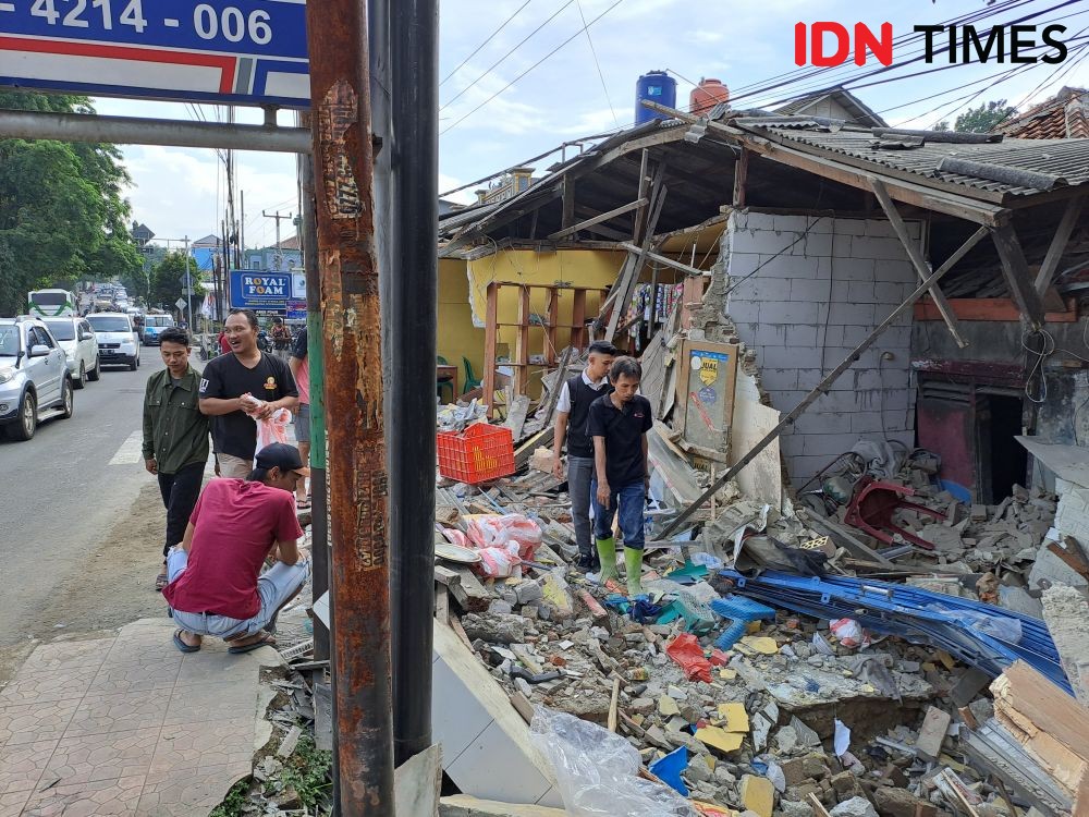 Bus Tabrak Warung Makan di Purwakarta, Empat Orang Terluka