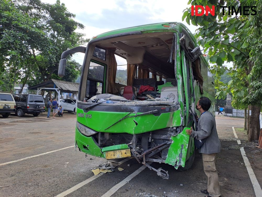 Tabrak Warung Makan di Purwakarta, Bus Diduga Alami Rem Blong
