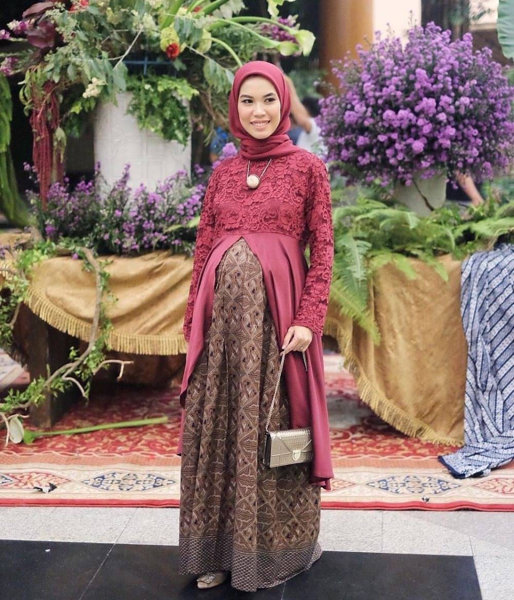 10 Style Kondangan Hijab Rizky Amelia, Modelnya Apik!