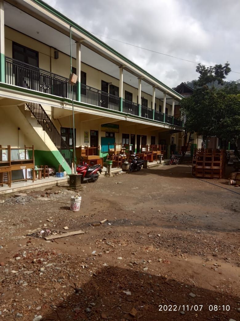 Pondasi Gedung Sekolah di Trenggalek Hilang Tergerus Banjir