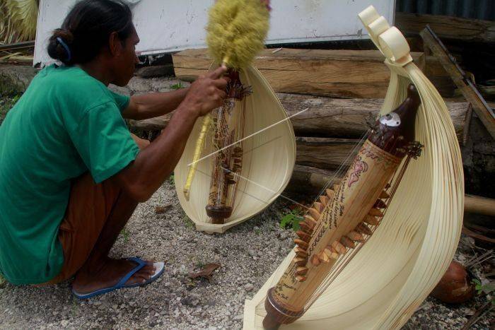 Sejarah Alat Musik Sasando, Dari Jenis Sampai Cara Mainnya!