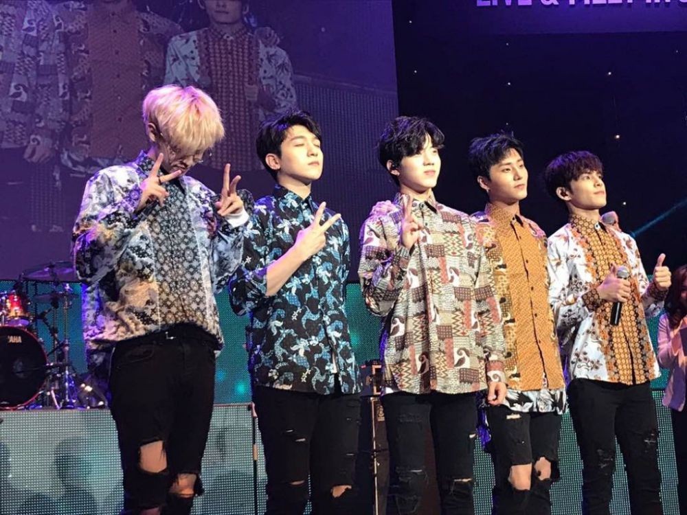 8 Potret Idol K-Pop Pakai Kemeja Batik, Sudah Siap Diajak Kondangan? 