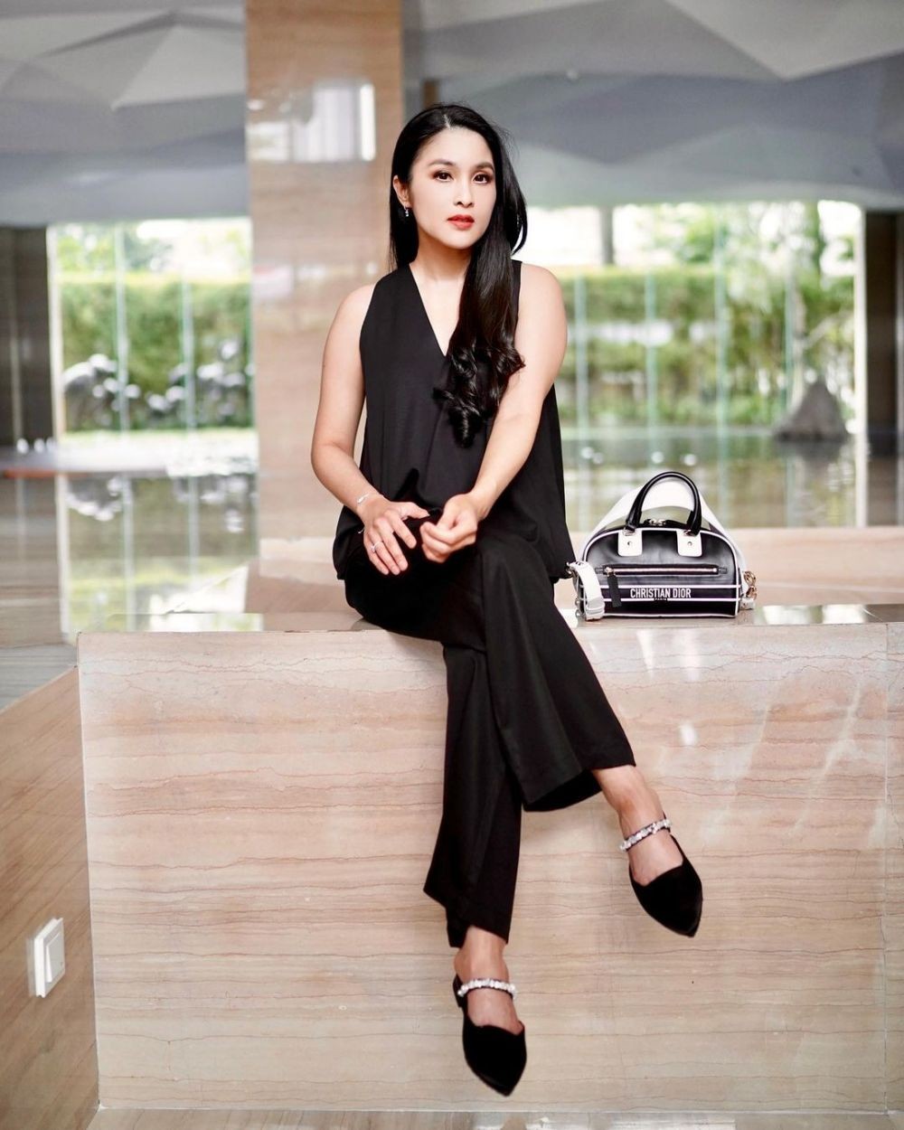 9 Inspirasi OOTD Cewek Mamba Ala Sandra Dewi, Gak Bosan!