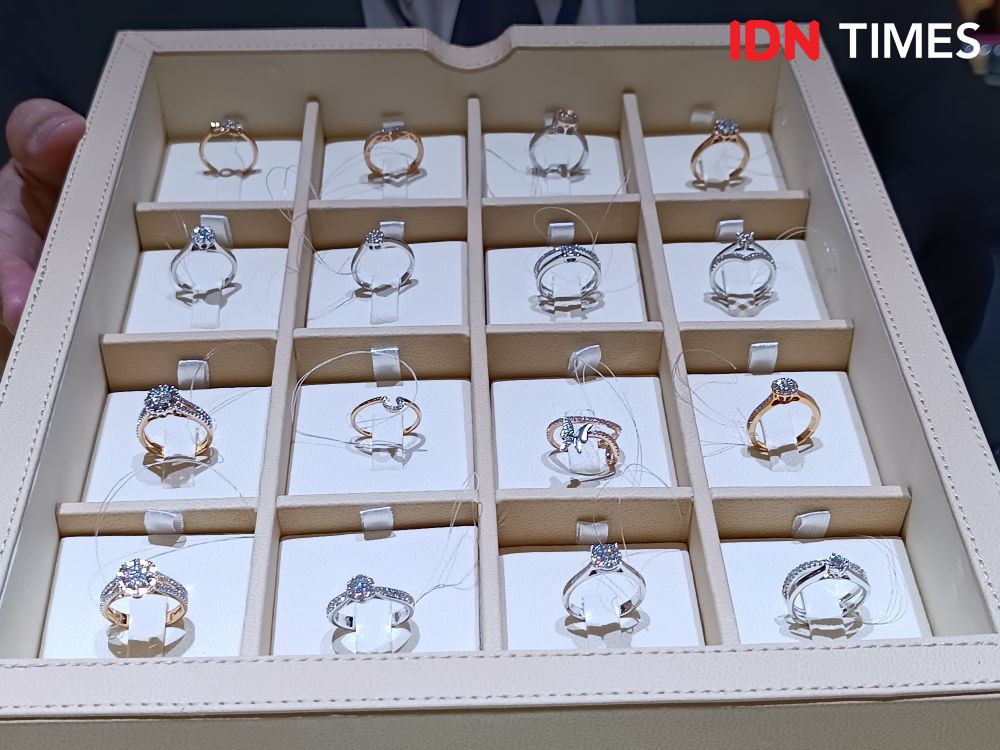 Melihat Koleksi TinyTan Karakter BTS di Dazzling Jewelry Festival