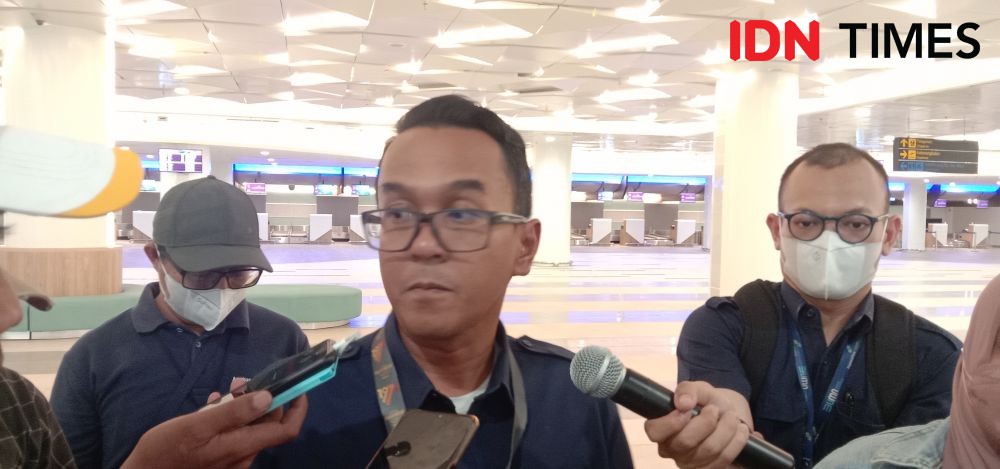 Bahayakan Penerbangan, Petugas Tertibkan Kerbau Sekitar Bandara Lombok