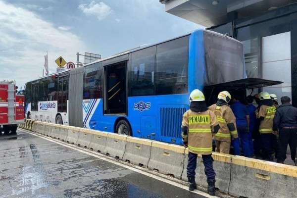 Bus Transjakarta Terbakar Mesin Di Rawamangun, Tak Ada Korba