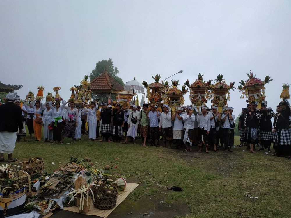 Piodalan di Pura Pasar Agung, Pendakian Gunung Agung Ditutup Sementara