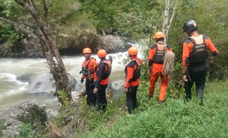 Basarnas Sulsel Sisir Sungai Toraja Utara Cari Anggota TNI Tenggelam