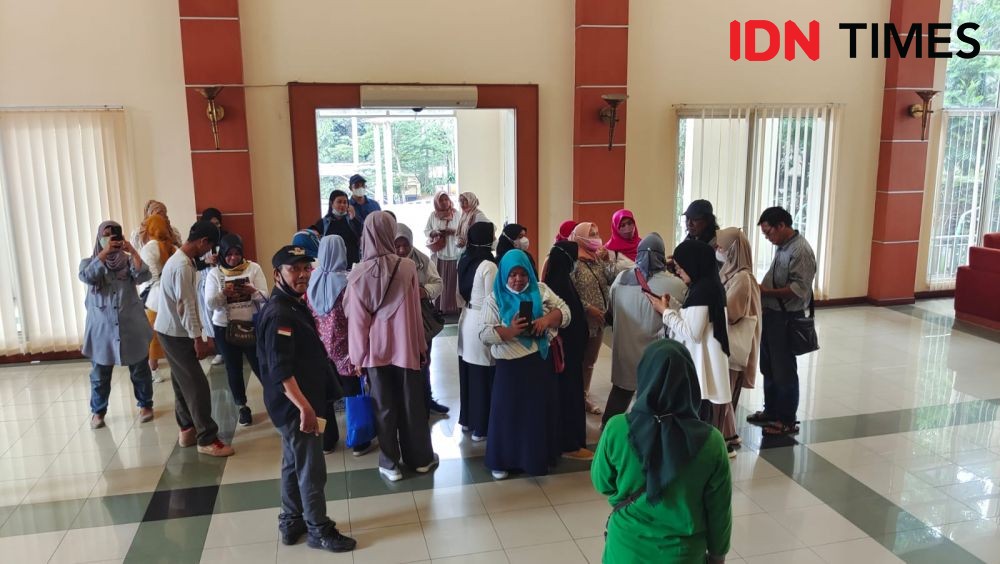 Kadisdik Kota Depok diduga menghindari orang tua siswa