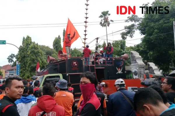 Buruh Purwakarta Unjuk Rasa Tolak PHK Akibat Resesi Ekonomi