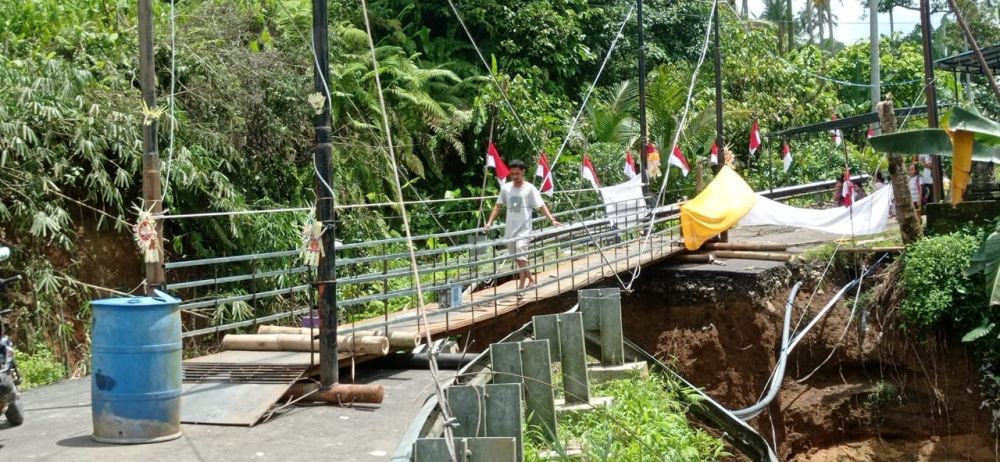 Lelah Tempuh Perjalanan Jauh, Warga Tabanan Bangun Jembatan Darurat