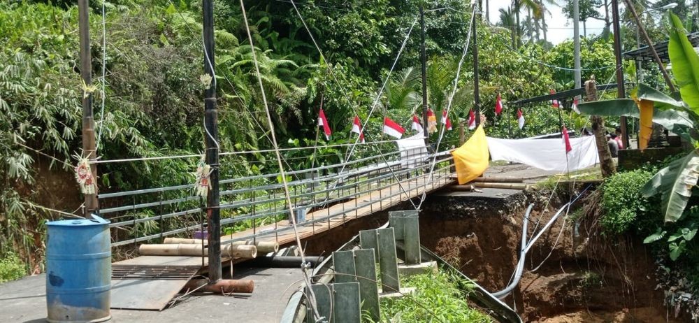 Lelah Tempuh Perjalanan Jauh, Warga Tabanan Bangun Jembatan Darurat