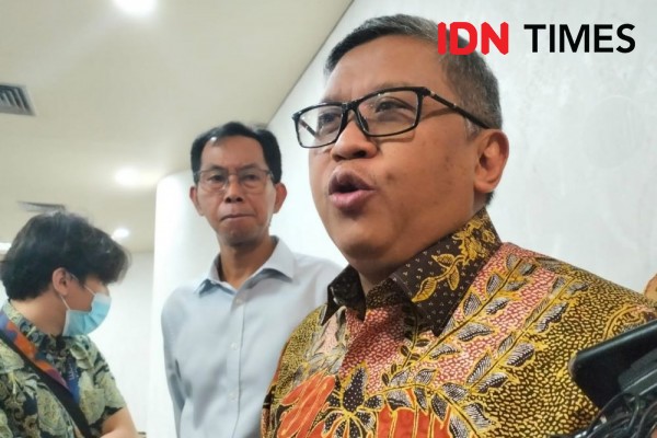 Manuver Hasto Bikin Obrolan Tertutup dengan Khofifah-Eri Cahyadi