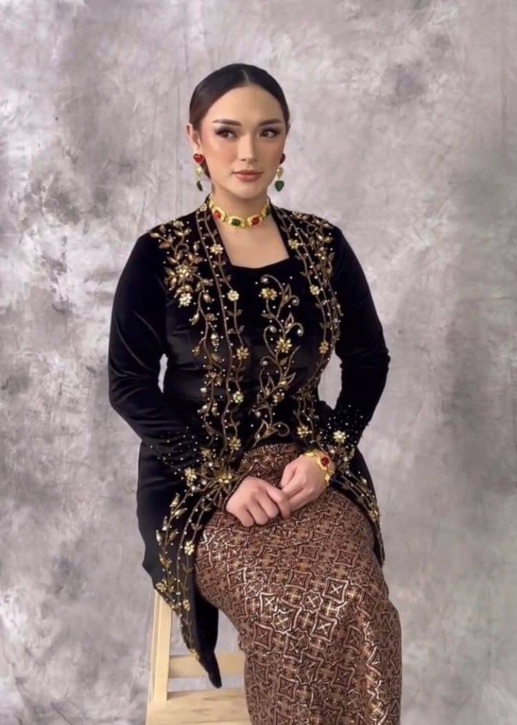 9 Pemotretan Zaskia Gotik Dan Kedua Putrinya, Tradisional!