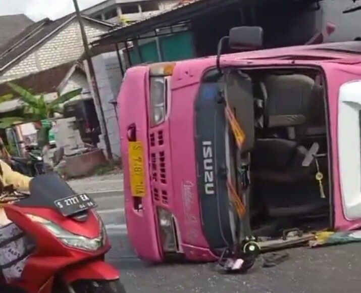 Mobil Rombongan Peziarah Terbalik di Bojonegoro, 2 Penumpang Terluka 