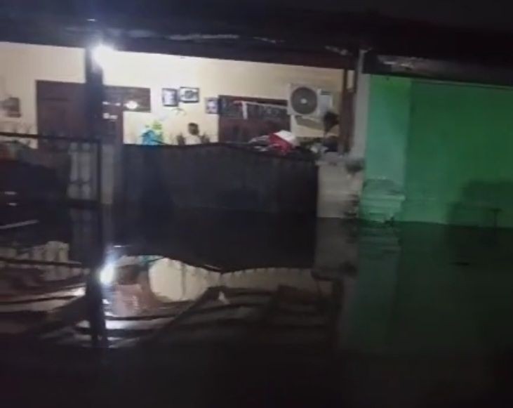 Tanggul Jebol, Ratusan Rumah di Pasar Kemis Terendam Banjir 
