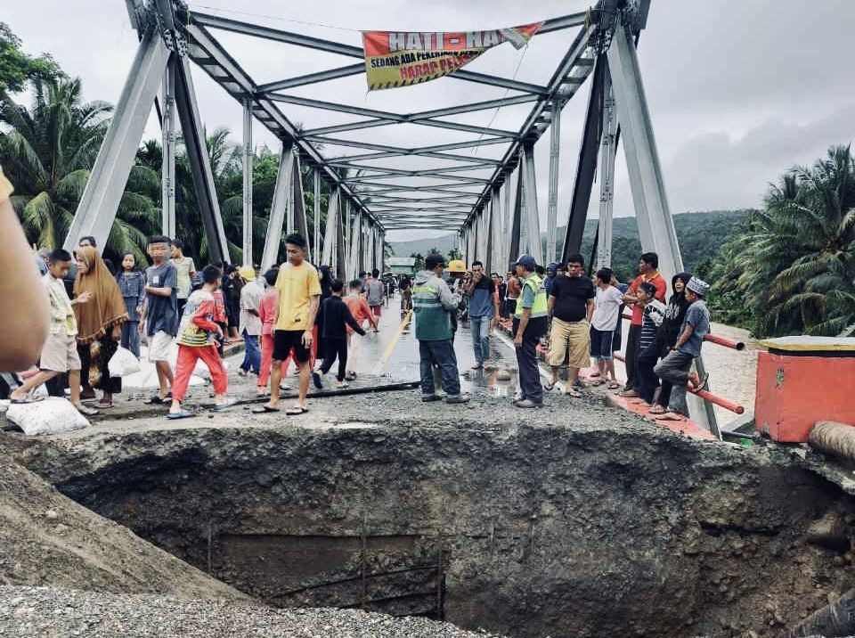 Meski Jembatan Way Laay Sudah Bisa Dilewati, Warga Diminta Hati-hati