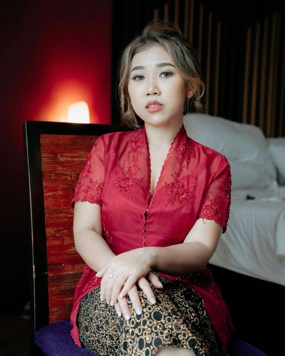 10 Potret Kiky Saputri Jadi Gadis Kebaya Merah