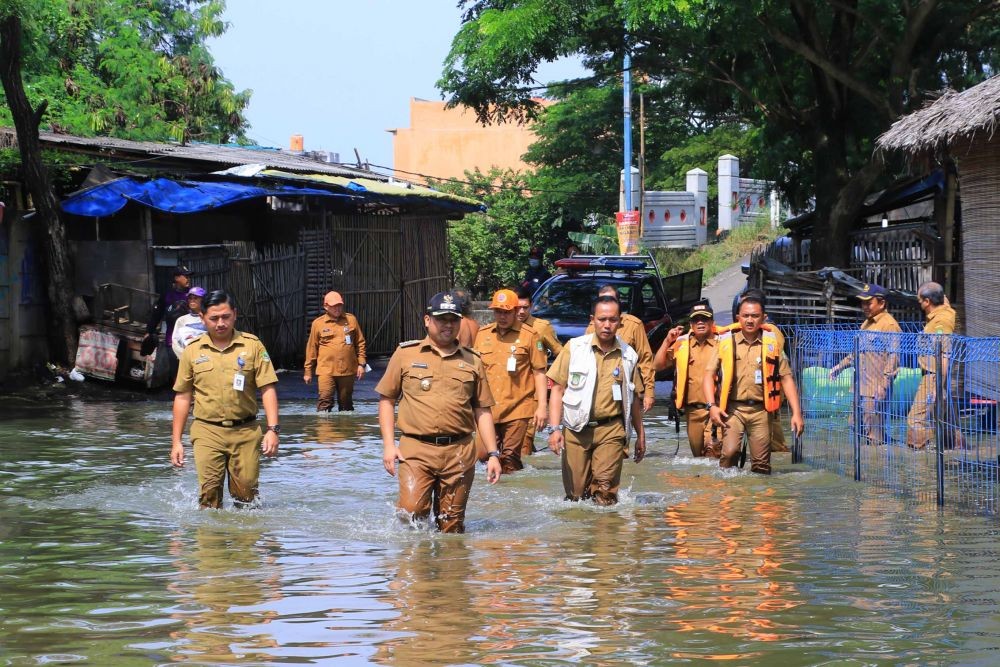 Pantau Titik Banjir, Walkot Tangerang Ikut Nyemplung ke Air