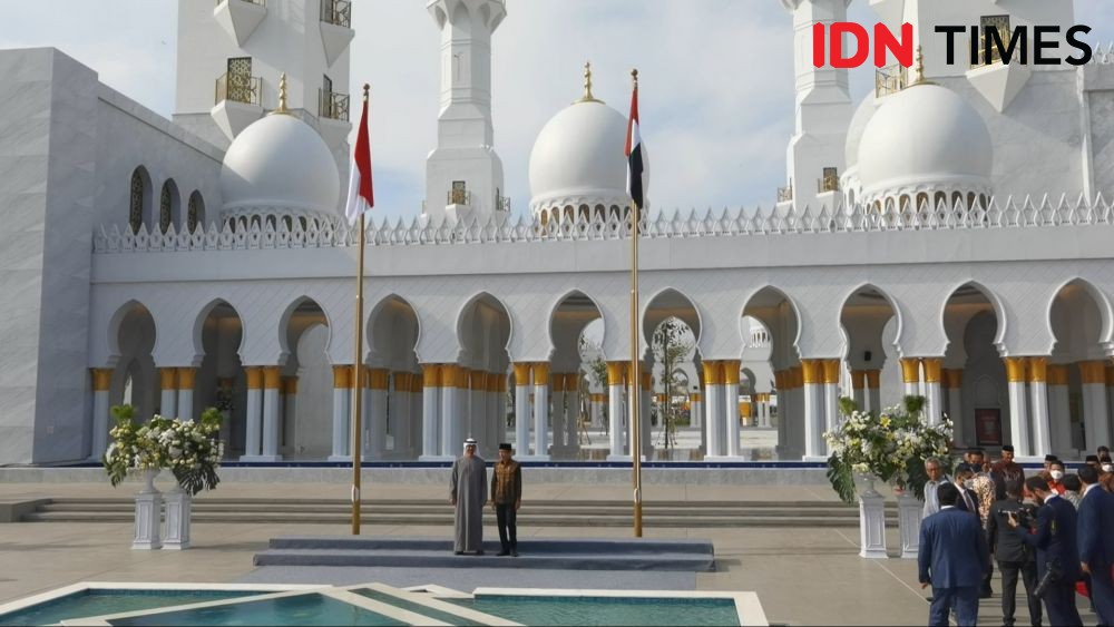 Resmikan Masjid Sheikh Zayed, Presiden Jokowi dan MBZ Salat Dhuha