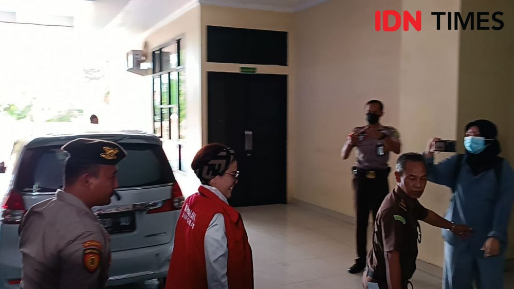 Sidang Perdana, Nikita Mirzani Pakai Rompi Tahanan