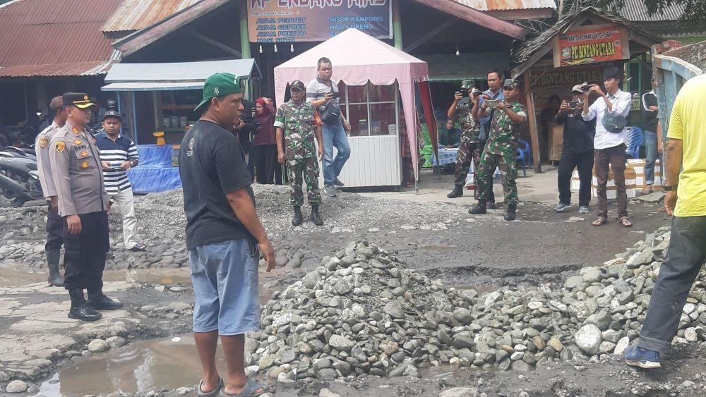 Jalan Rusak Parah di Langkat, Warga Namai Zona Abu