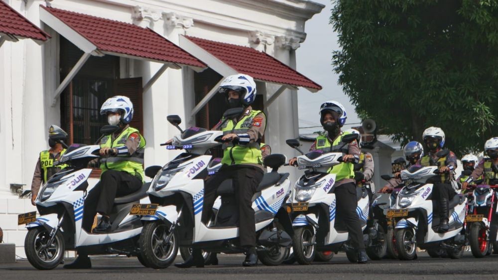 Polrestabes Surabaya Dapat 20 Motor Listrik dari Pengusaha 