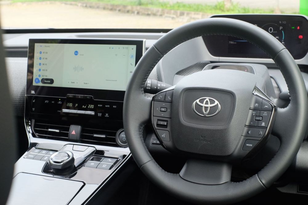 Toyota bZ4X Mobil Listrik Favorit GIIAS Semarang, Cek Kelebihannya