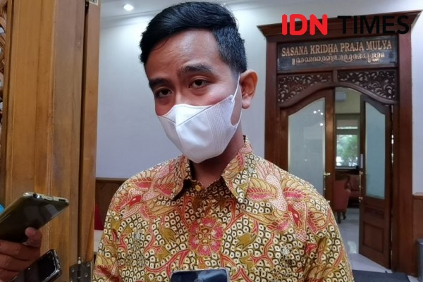Hina Batik dan Ibu Negara Iriana, Gibran Gak Mau Lapor Polisi