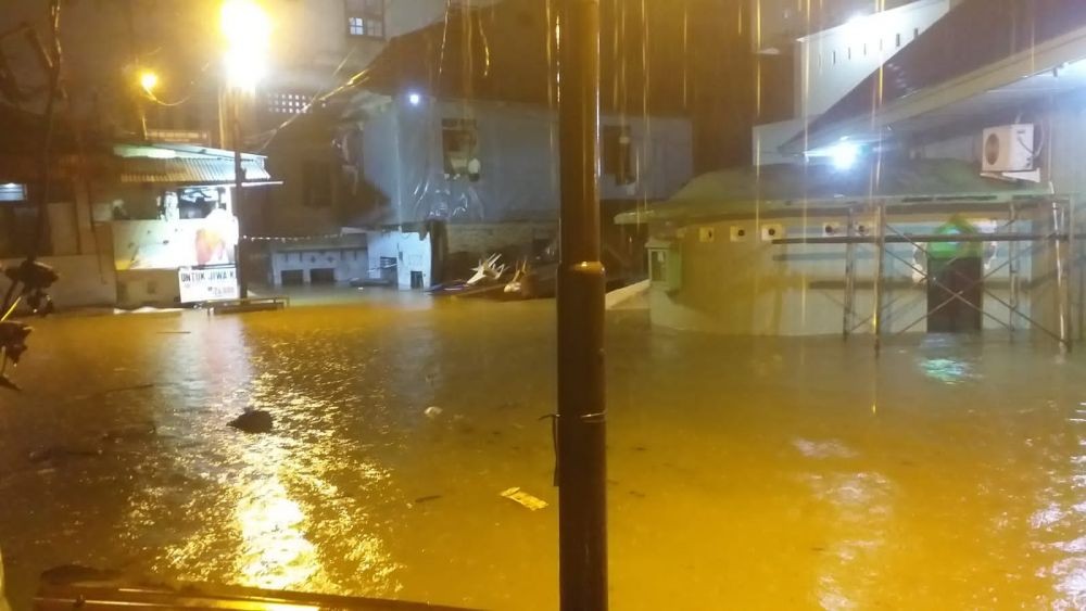 Banjir di Kota Medan, Warga Kampung Aur Naik ke Loteng Rumah