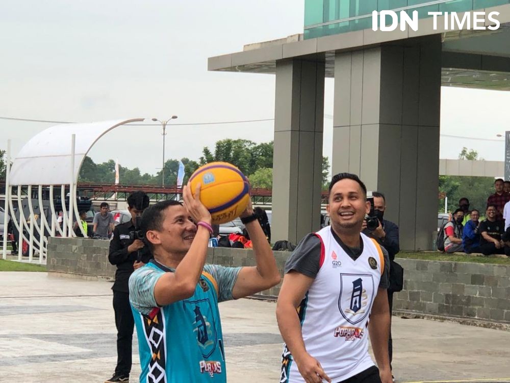 Buka Pekan Olahraga Pariwisata, Sandiaga Uno Unjuk Gigi Main Basket