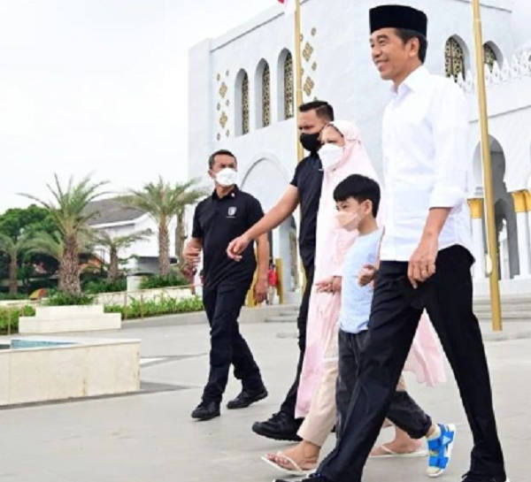 Potret Jokowi Ajak Jan Ethes Ke Masjid Raya Sheikh Zayed