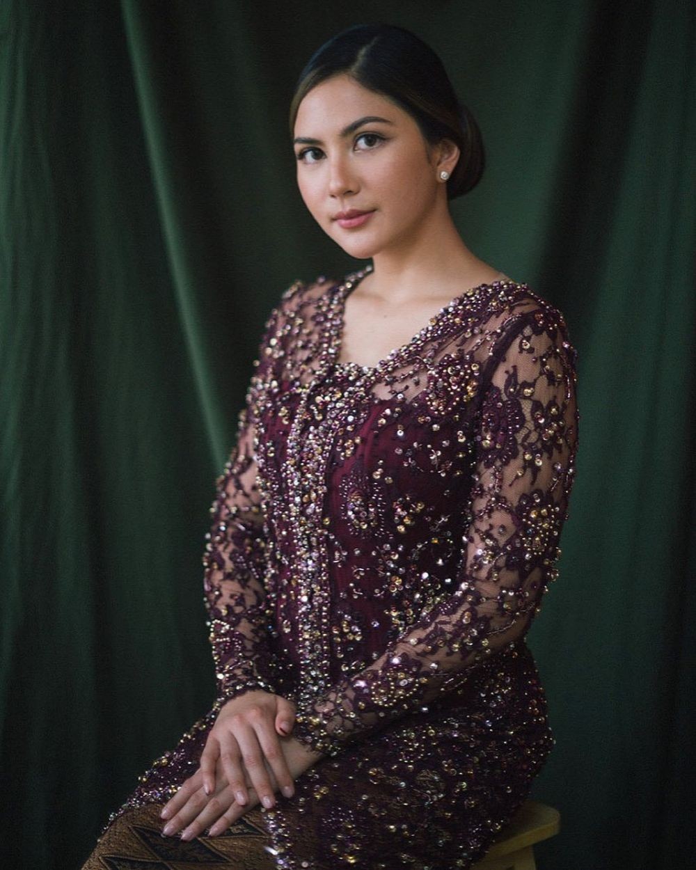 9 Kebaya Glamor Berpayet Rancangan Ronauli Liu Jatuh Hati 