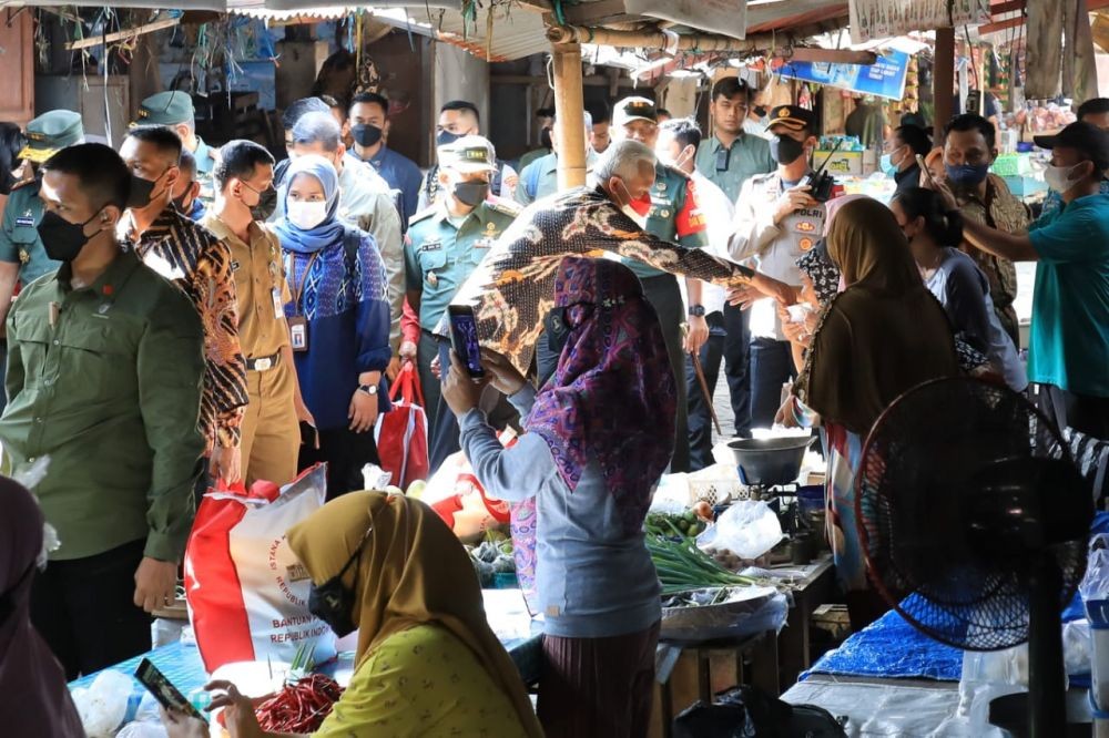 Cek Sembako di Pasar Colomadu, Jokowi Kaget Harga Minyak Goreng Naik