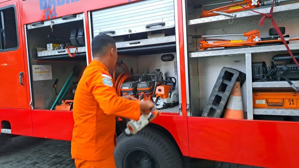 Tim SAR Semarang Pakai Gergaji Beton untuk Bantu Evakuasi Korban Gempa Cianjur
