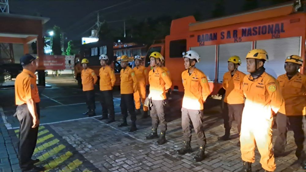 Tim SAR Semarang Pakai Gergaji Beton untuk Bantu Evakuasi Korban Gempa Cianjur