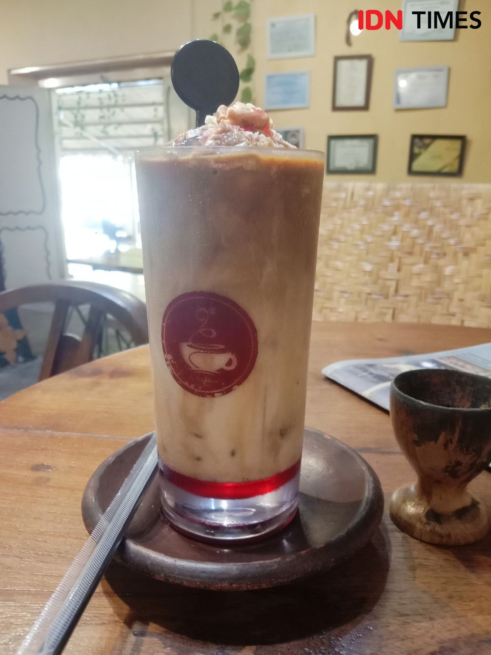 De Ngokow Coffee Roastery & Tea Club, Kafe Bernuansa Tradisional