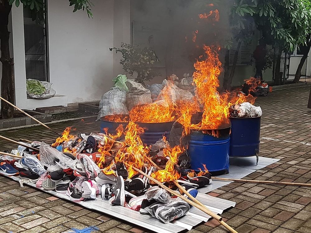 1.947 Sepatu Nike Palsu Dibakar, Hampir Diselundupkan ke Semarang