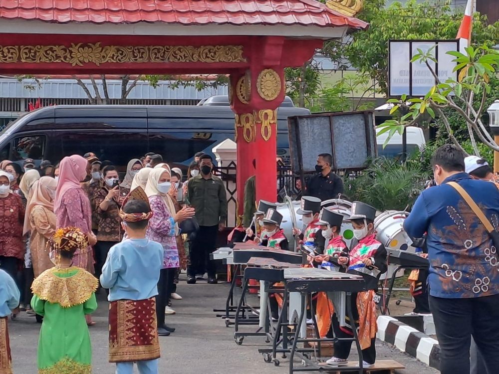 Ibu Negara Disambut Drum Band Anak TK di Palembang, Bikin Gemas