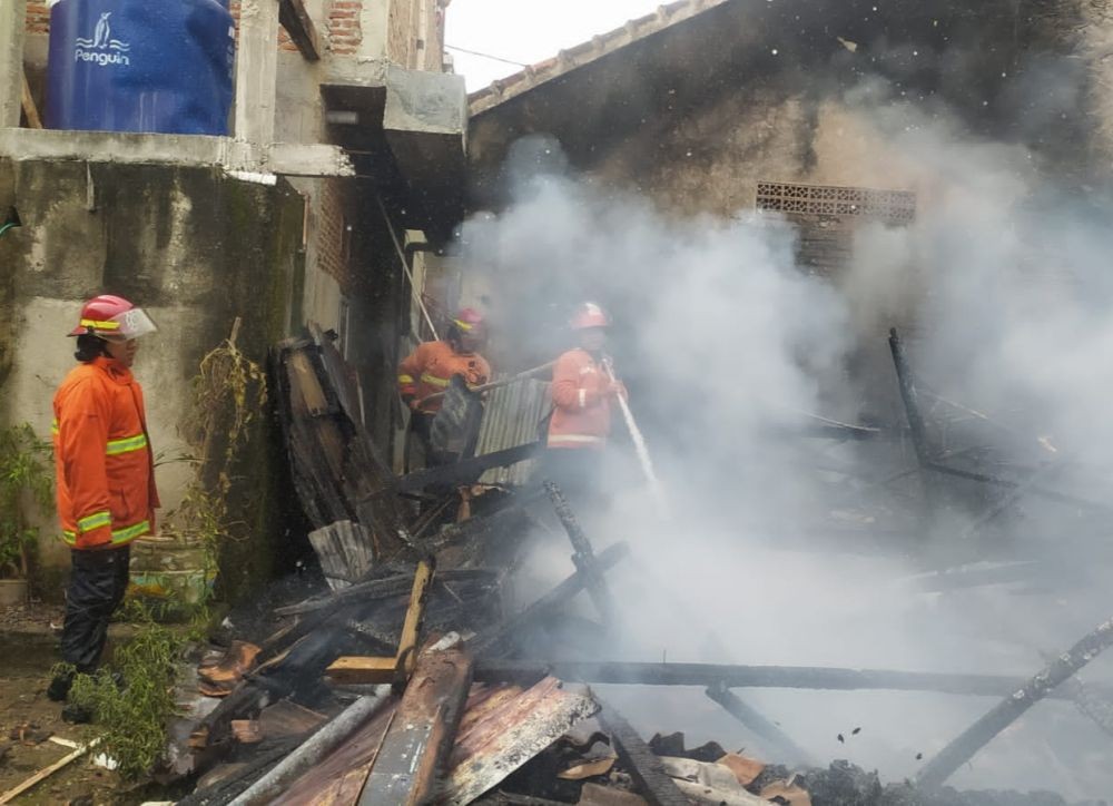 Ditinggal Pemilik Kerja, Rumah Semi Permanen Bandar Lampung Terbakar