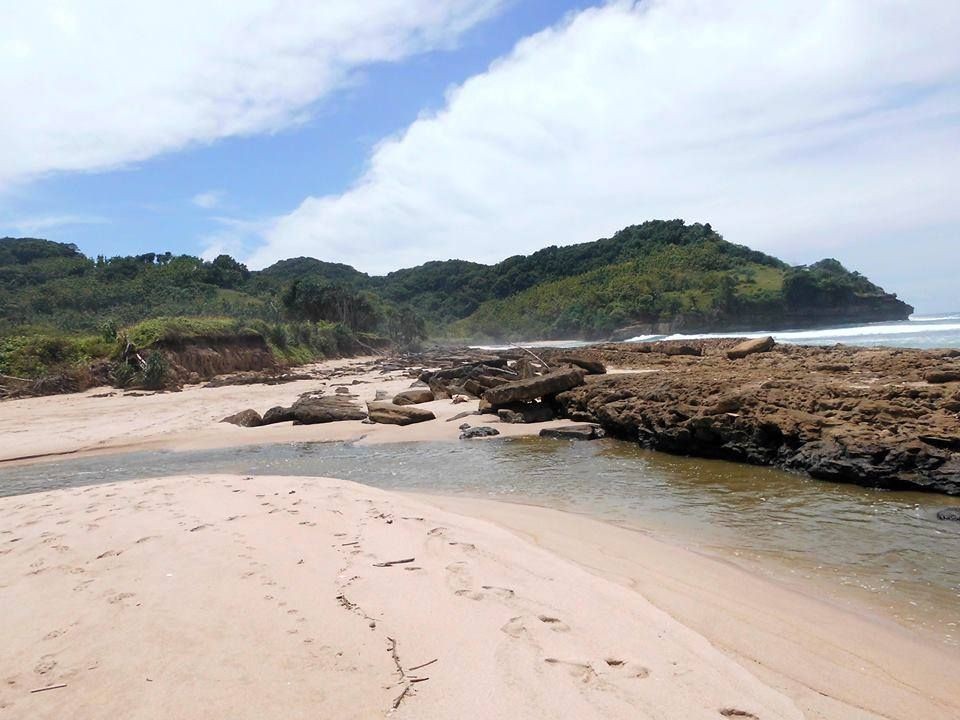 Pantai Molang Tulungagung: Rute, Harga Tiket dan Tips