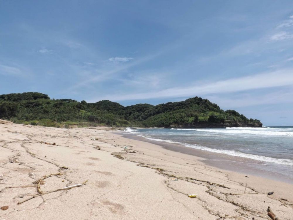 Pantai Molang Tulungagung: Rute, Harga Tiket dan Tips