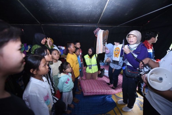 Pekerja Pertamina Ajak Anak Korban Gempa Cianjur Bermain